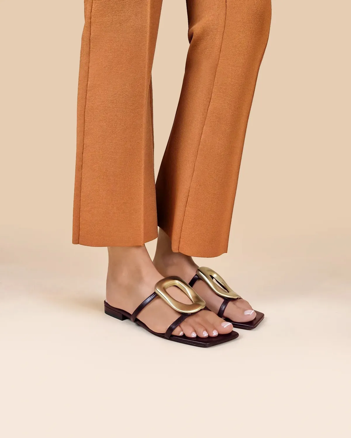 Mi/Mai Kos Chocolate nu-pieds cuir marron bijou doré