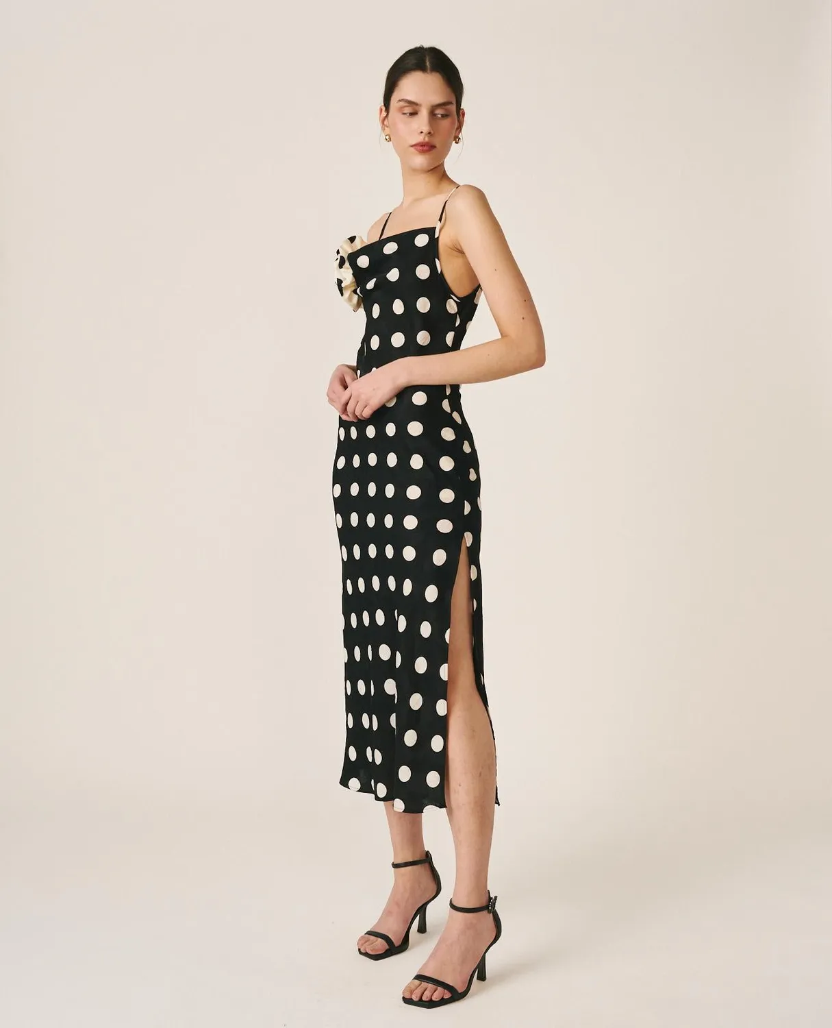 Alma en Pena V26CL0215 robe midi noire satin à pois