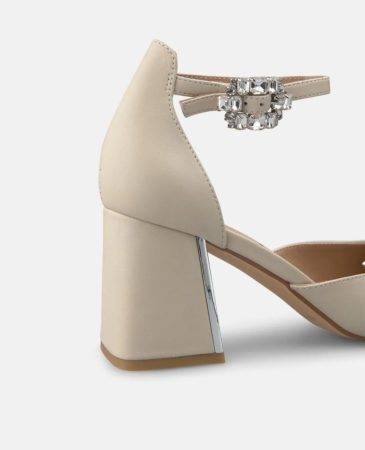 Alma en Pena V261502 escarpins ivoire cuir talon large 7 cm