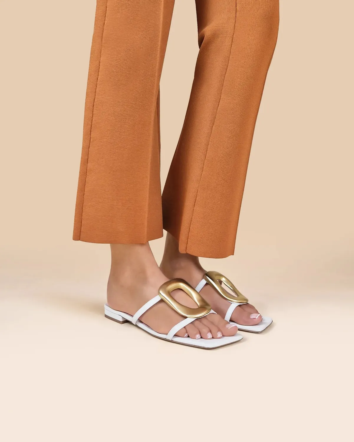 Mi/Mai Kos White nu-pieds cuir blanc bijou doré plat