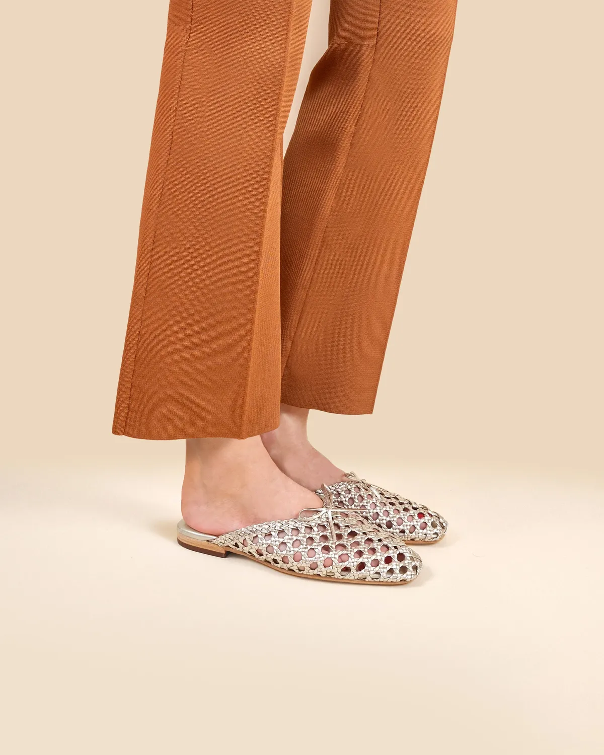 Mi/Mai Lucian Gold mules plates cuir tressé doré