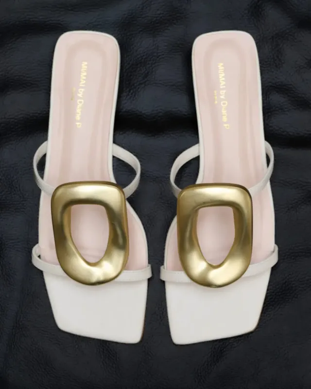 Mi/Mai Kos White nu-pieds cuir blanc bijou doré plat