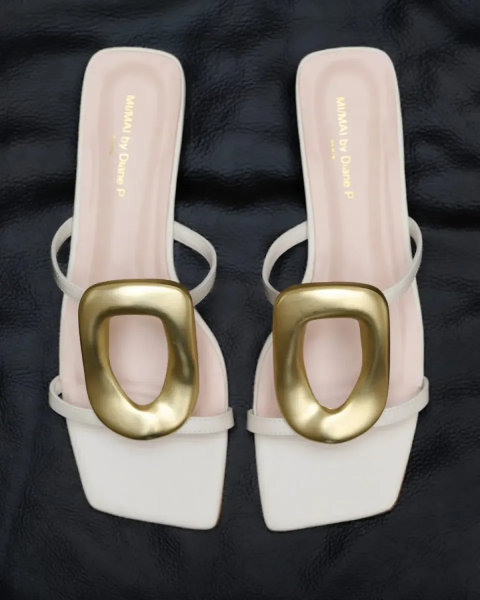 Mi/Mai Kos White nu-pieds cuir blanc bijou doré plat