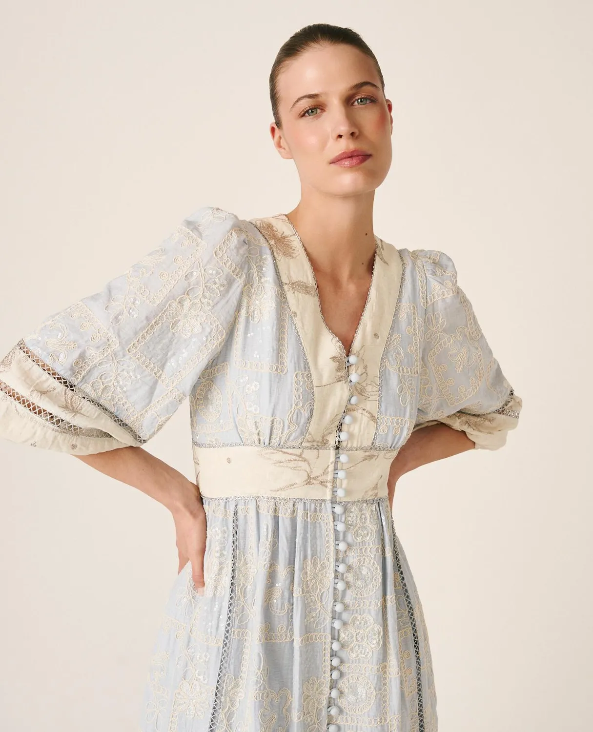 Alma en Pena V26CL0221 robe midi bleue brodée
