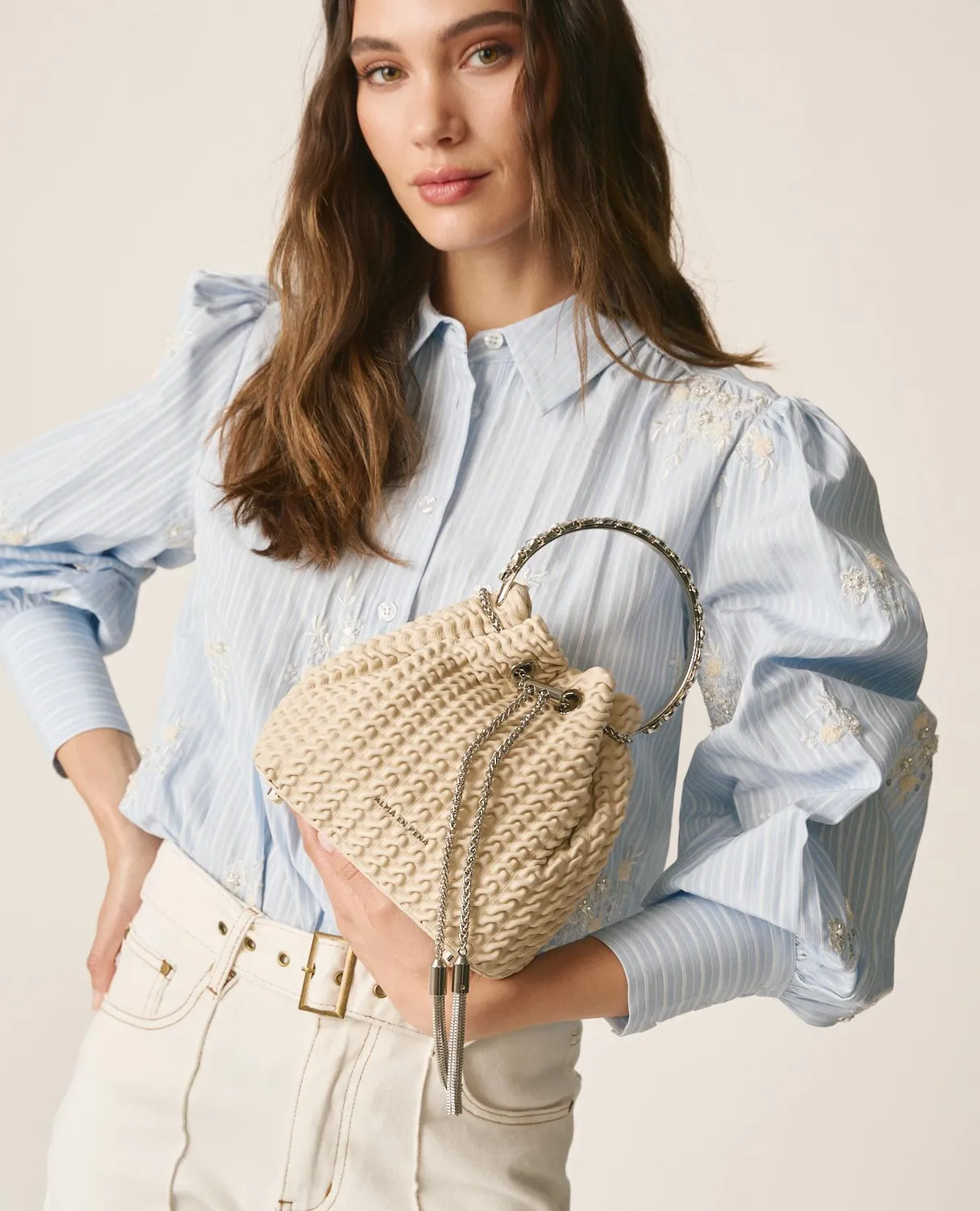 Alma en Pena V26BG057 sac seau cuir gris relief