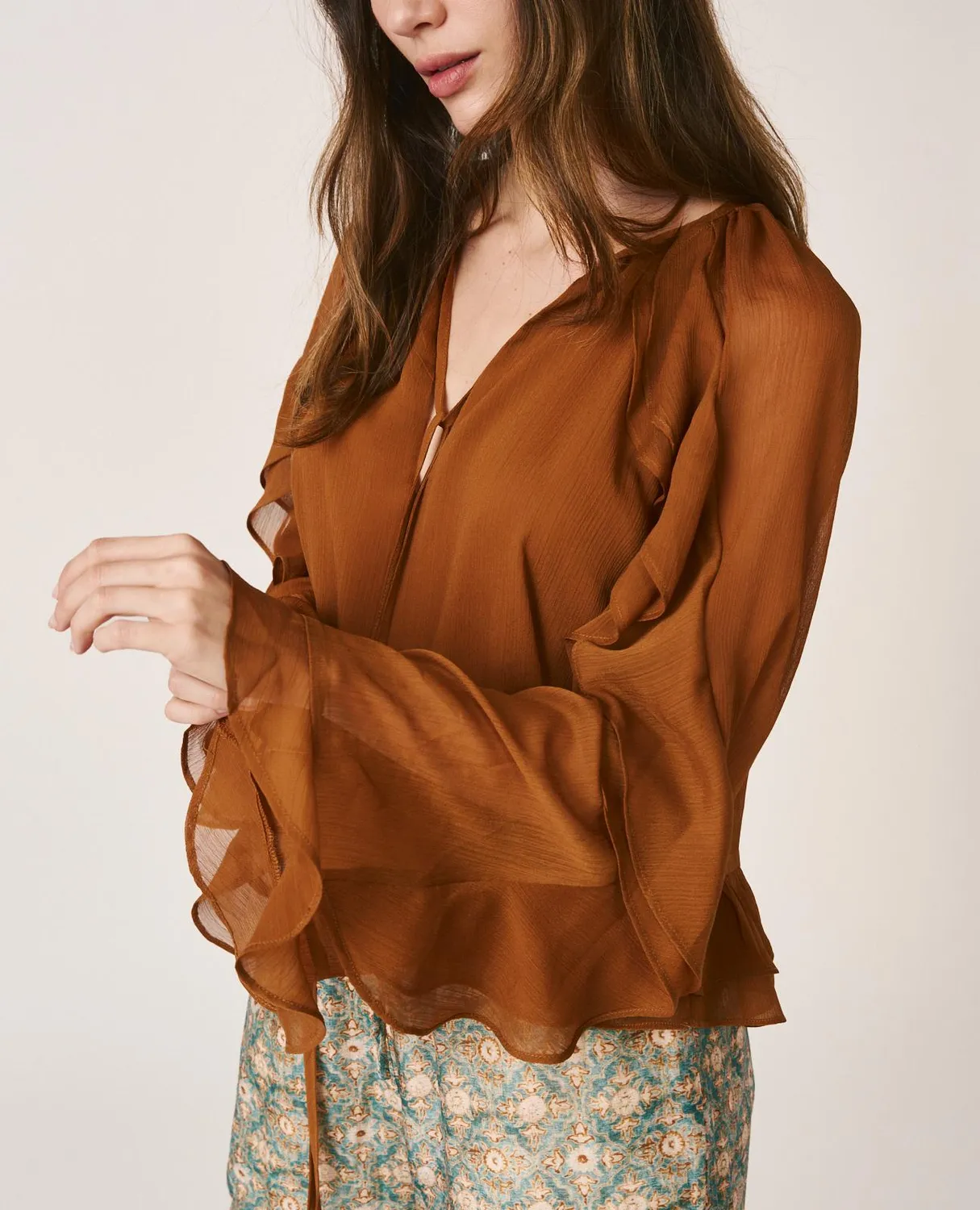 Alma en Pena V26CL0506 blouse marron à volants gaze