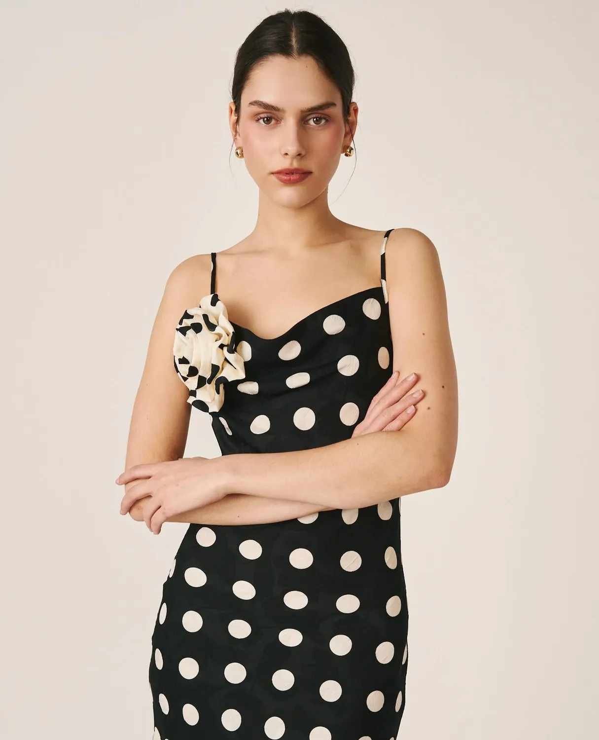 Alma en Pena V26CL0215 robe midi noire satin à pois