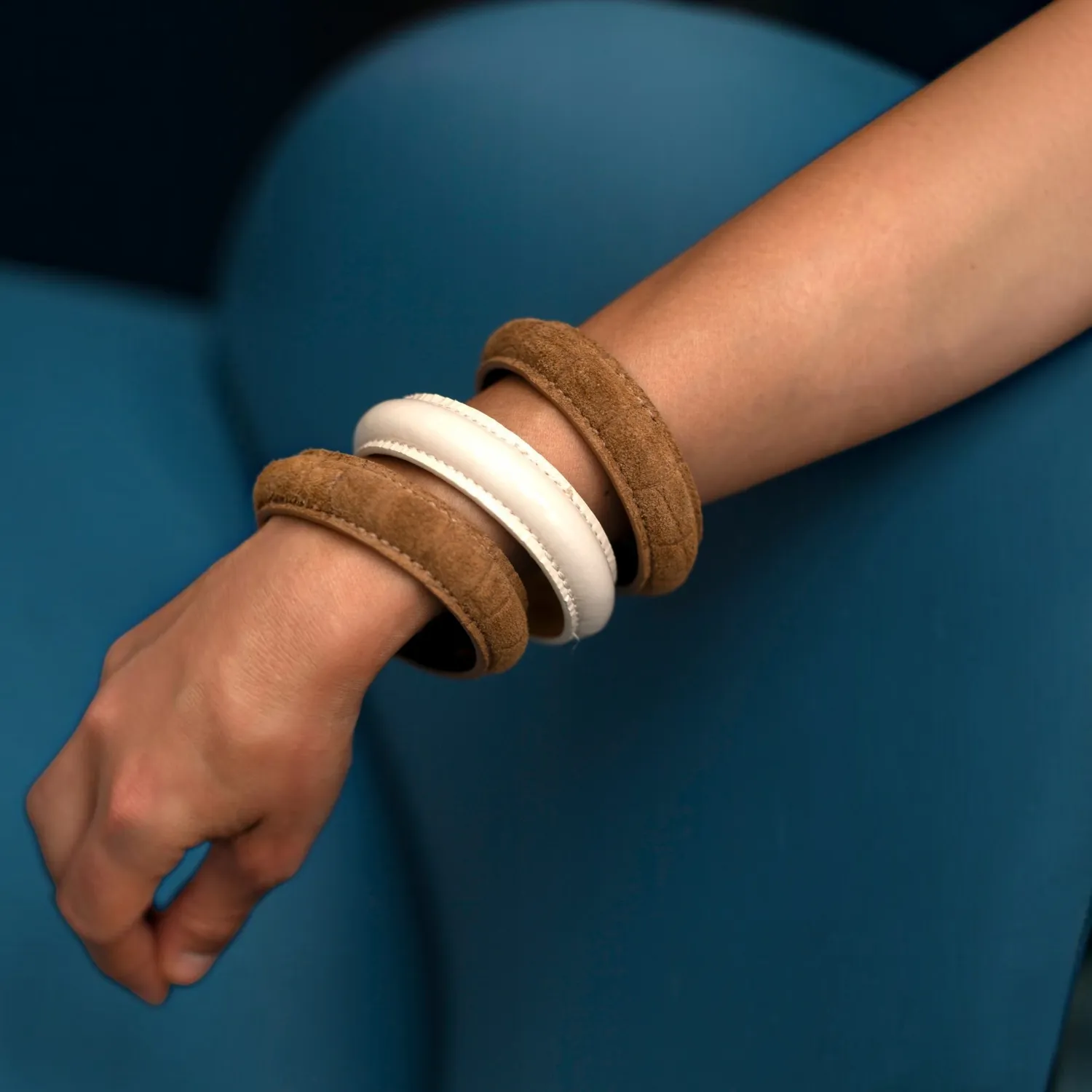 Karine Arabian Jonc velours camel bracelet cuir