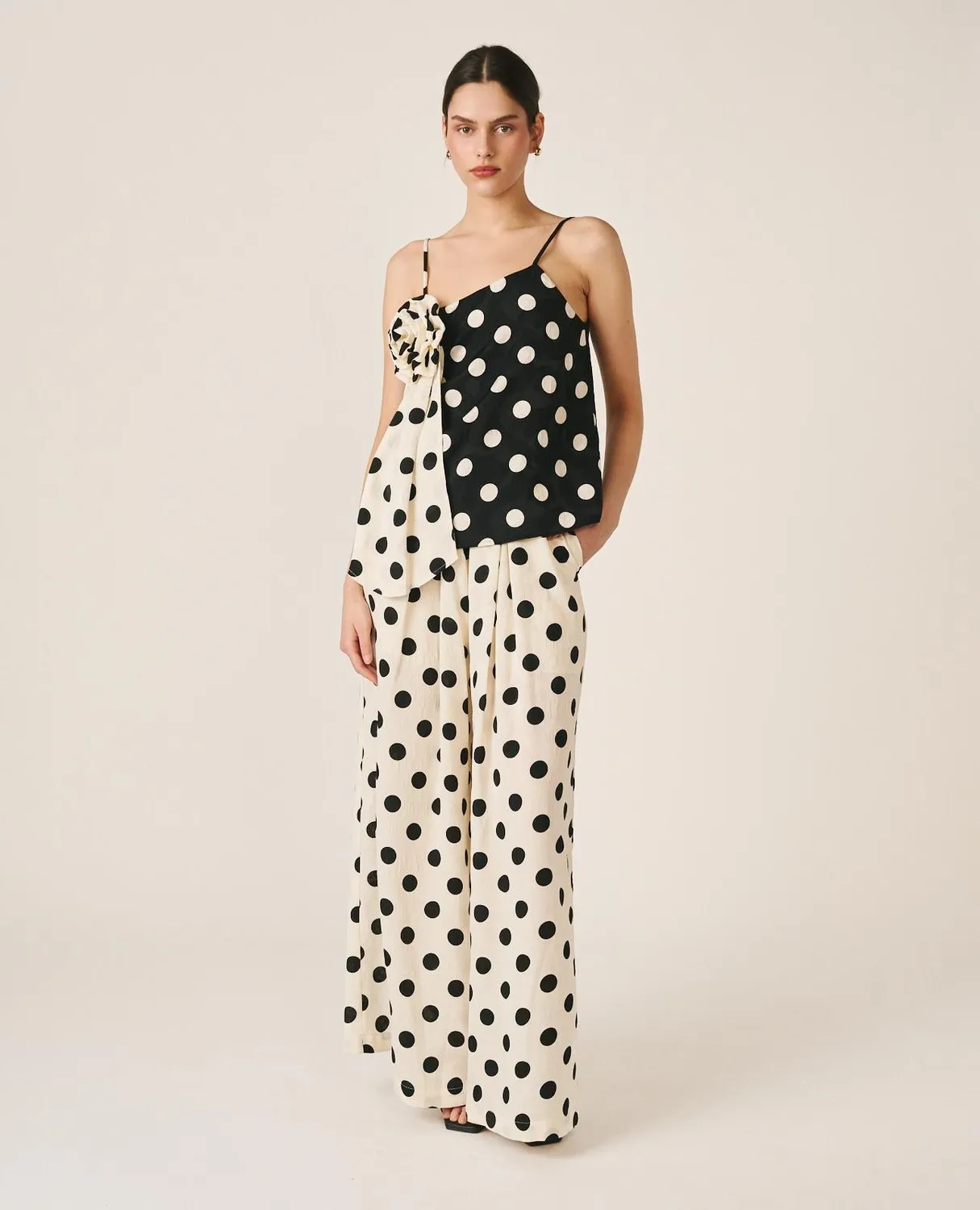 Alma en Pena V26CL1608 pantalon satin blanc à pois large