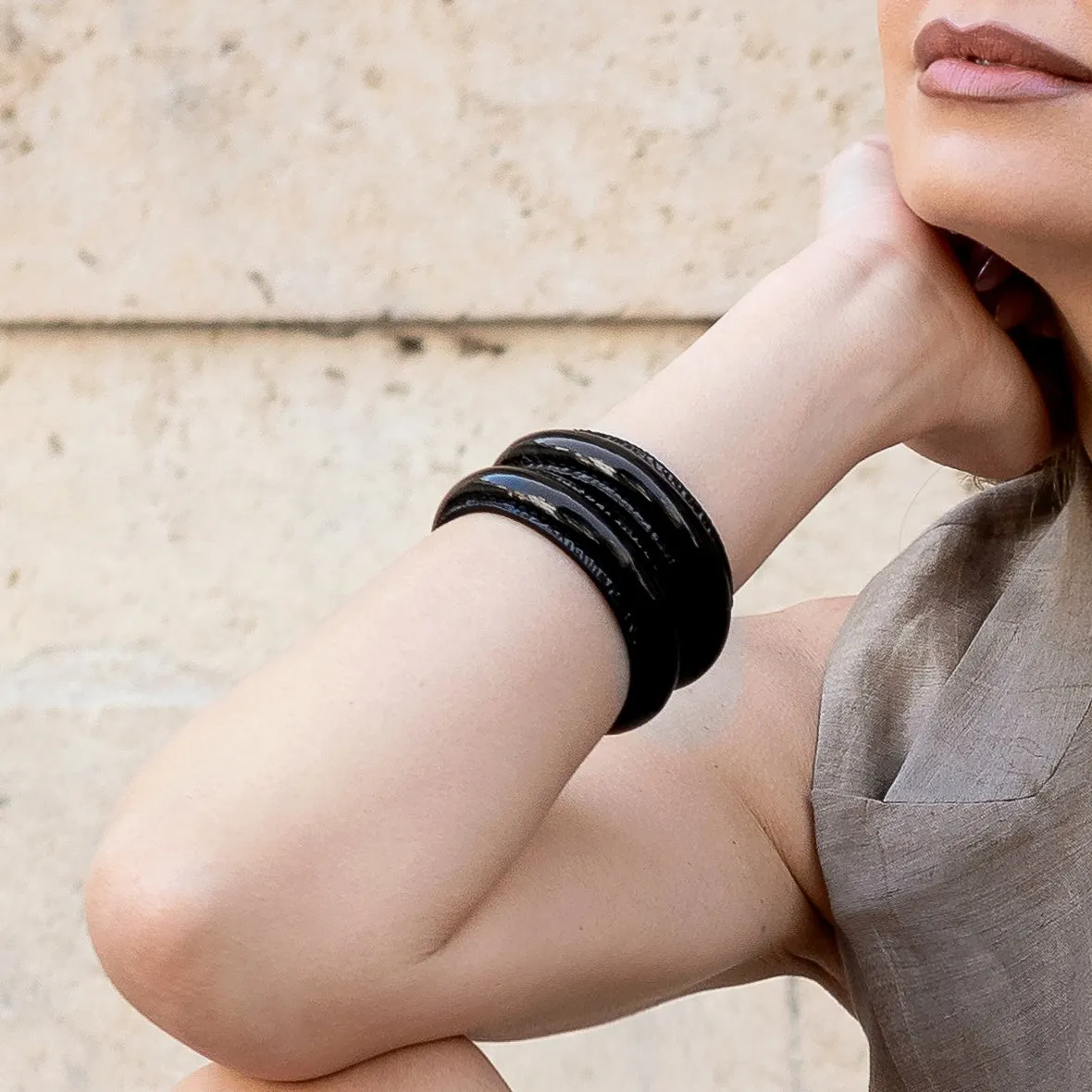 Karine Arabian JONC bracelet verni noir