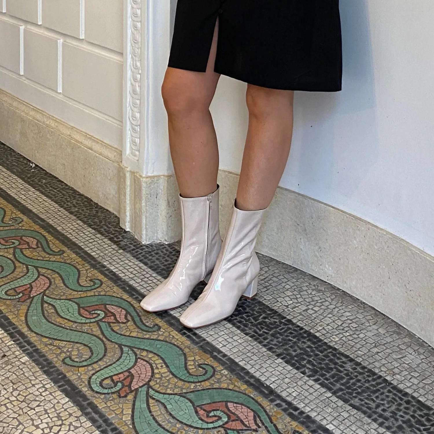 Karine Arabian Philo bottines cuir verni crème