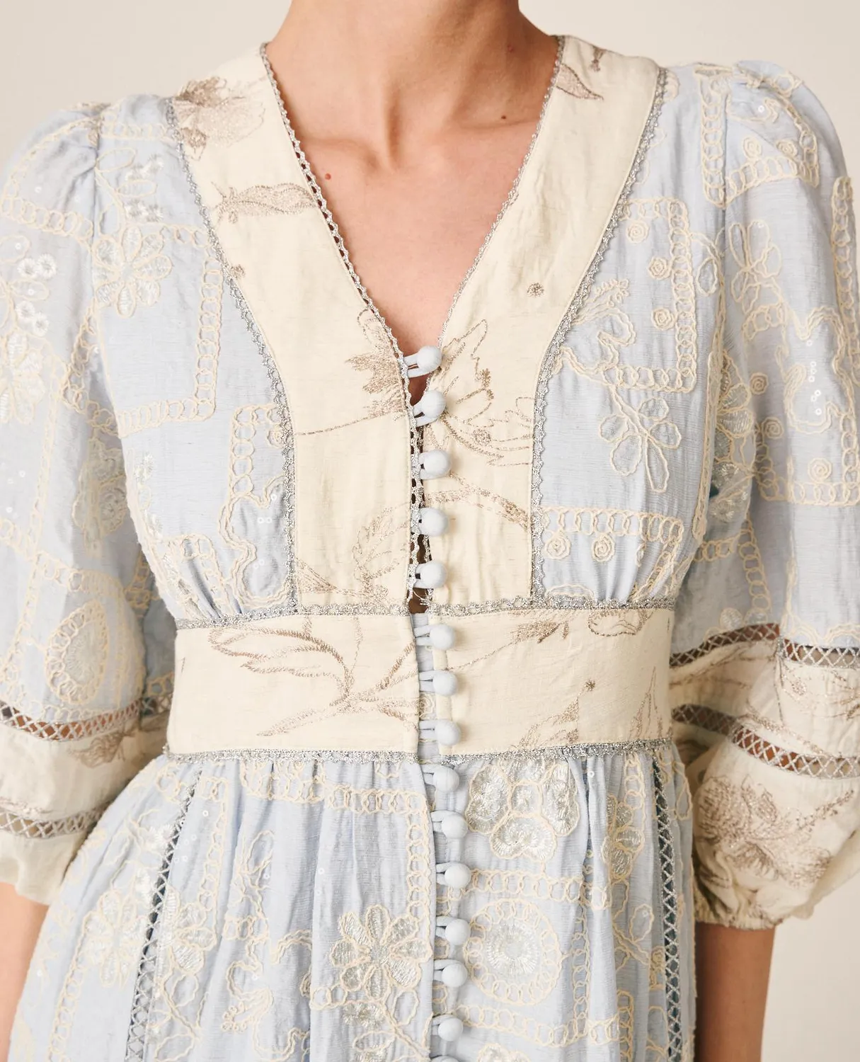Alma en Pena V26CL0221 robe midi bleue brodée