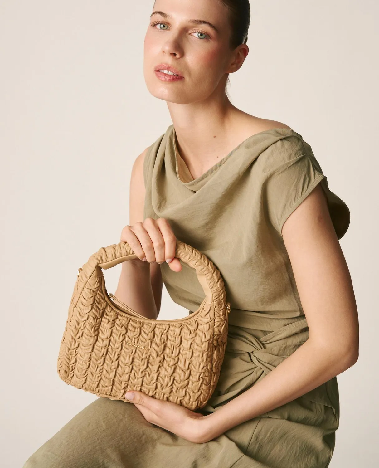 Alma en Pena V26BG024 sac bandouliere cuir relief arena