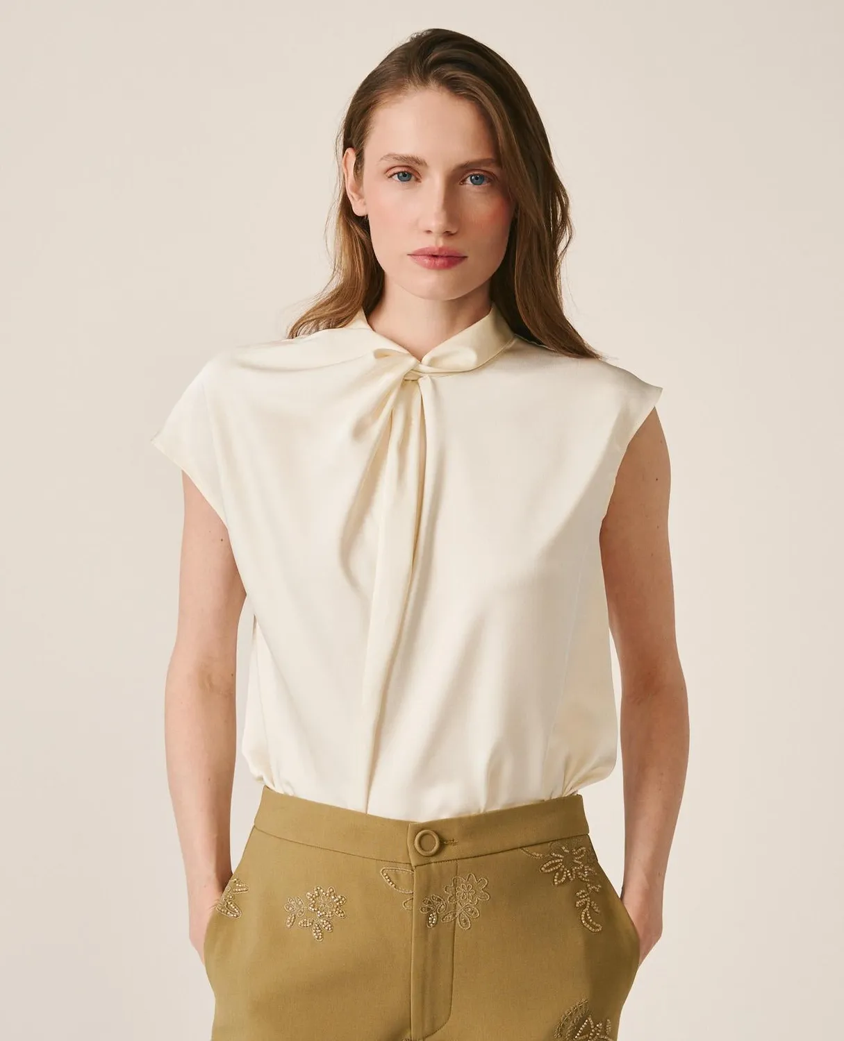 Alma en Pena V26CL0516 blouse satin blanche sans manches