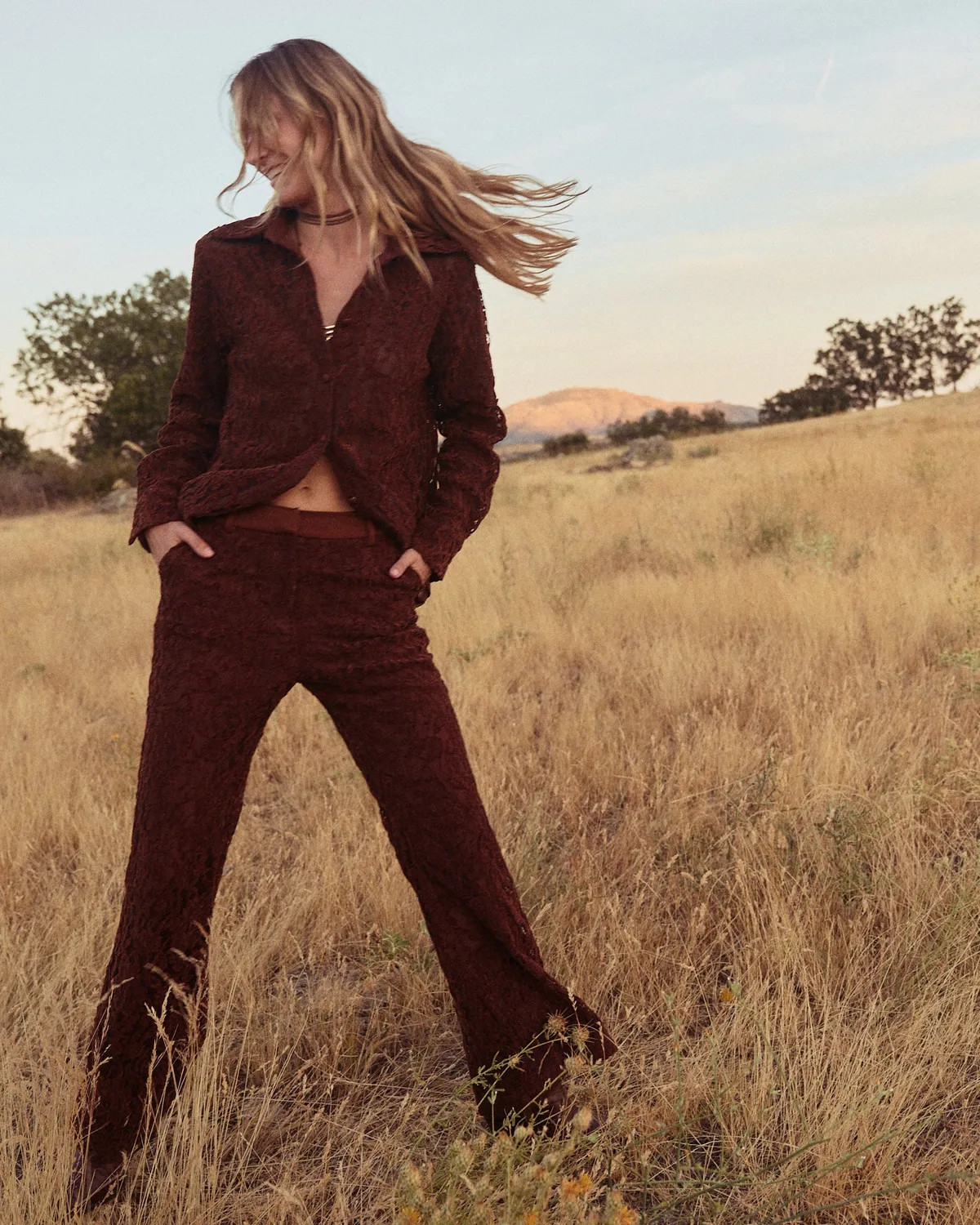 Alma en Pena I26CL1613 pantalon flare dentelle marron