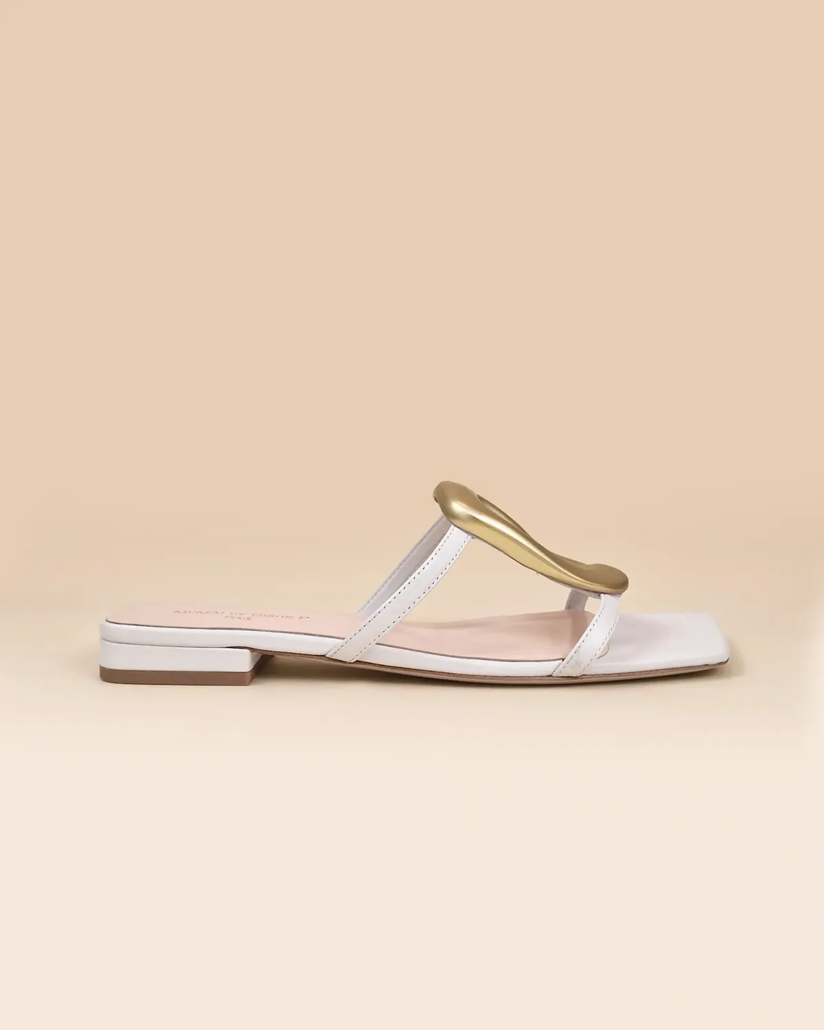 Mi/Mai Kos White nu-pieds cuir blanc bijou doré plat