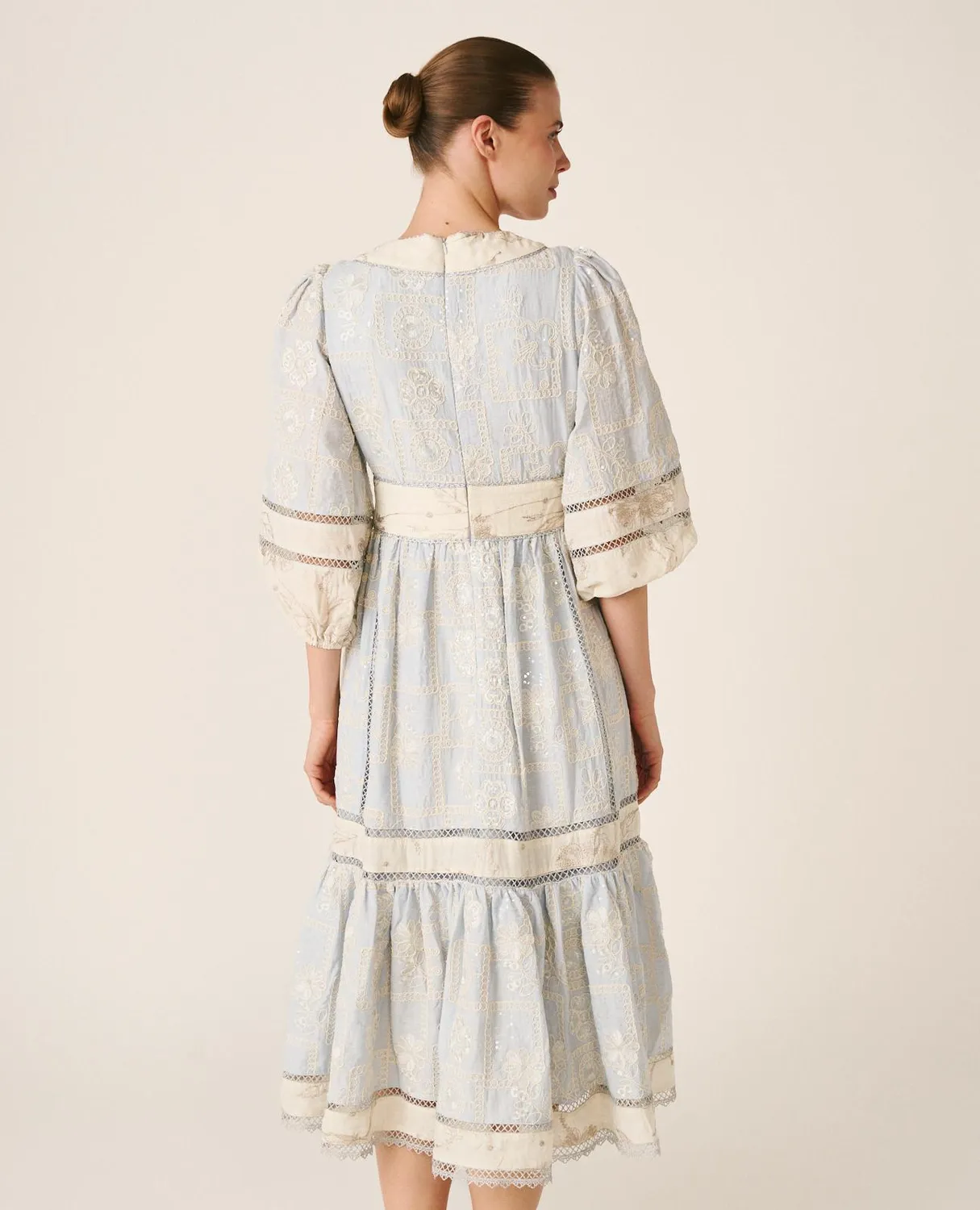 Alma en Pena V26CL0221 robe midi bleue brodée