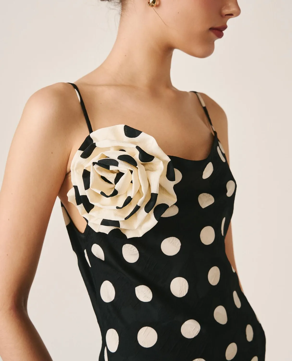 Alma en Pena V26CL0215 robe midi noire satin à pois