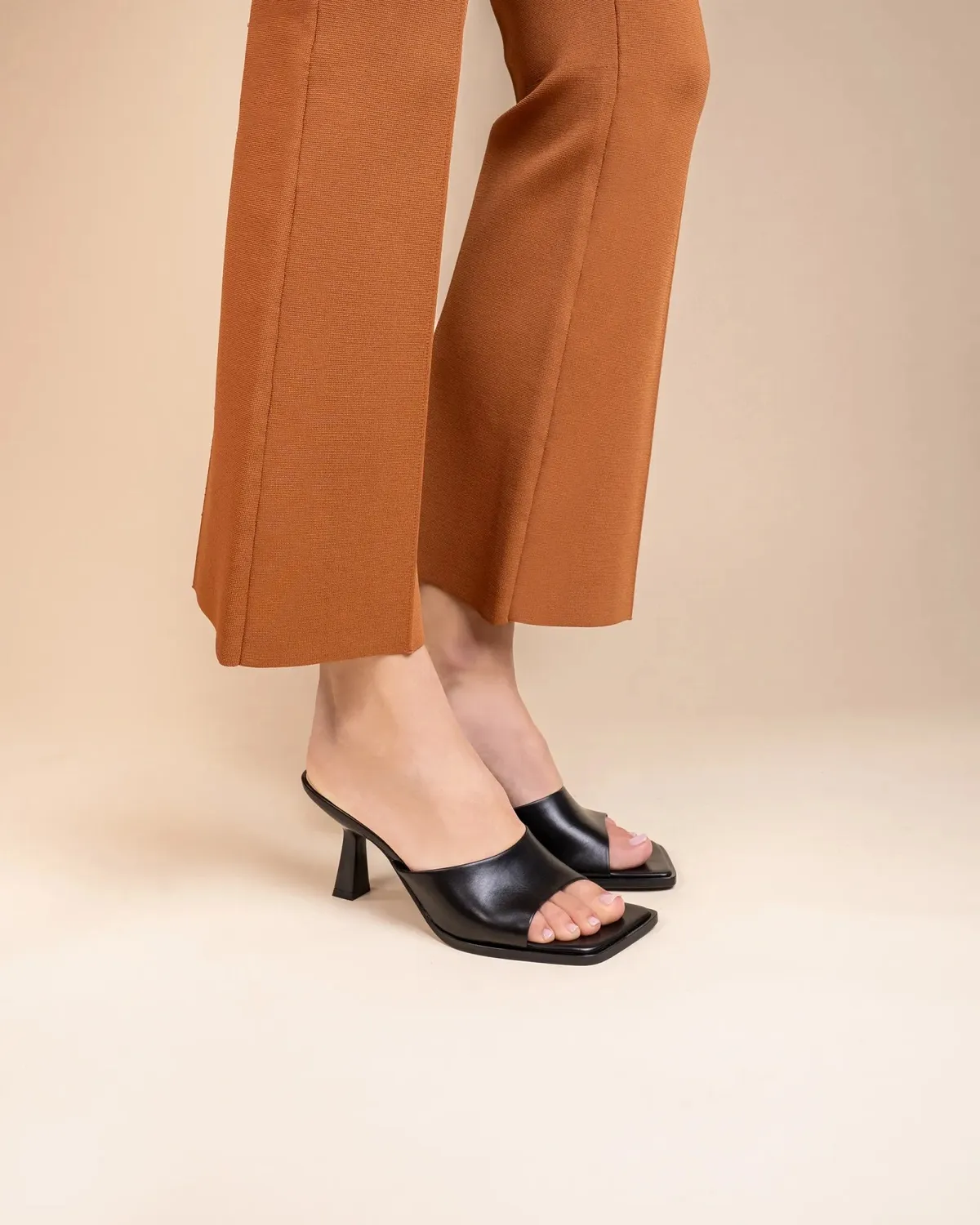 Mi/Mai Joya Black mules cuir noir bout carré